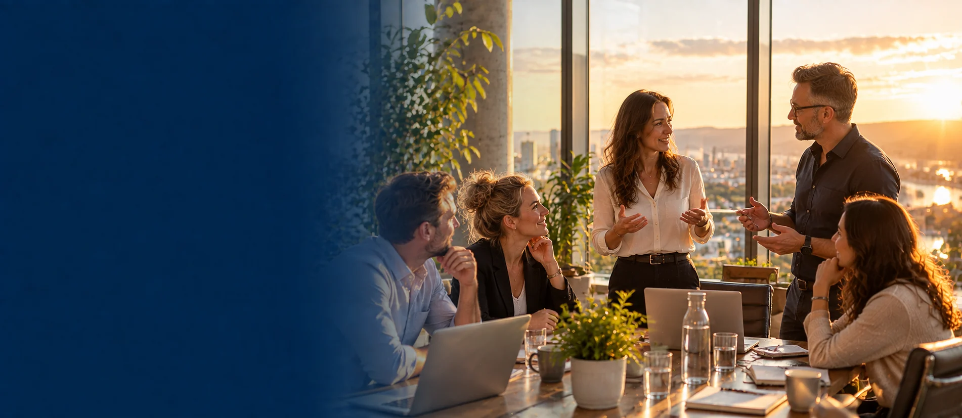 Menschen reflektieren gemeinsam ihre Arbeit und neue Gestaltungsmöglichkeiten